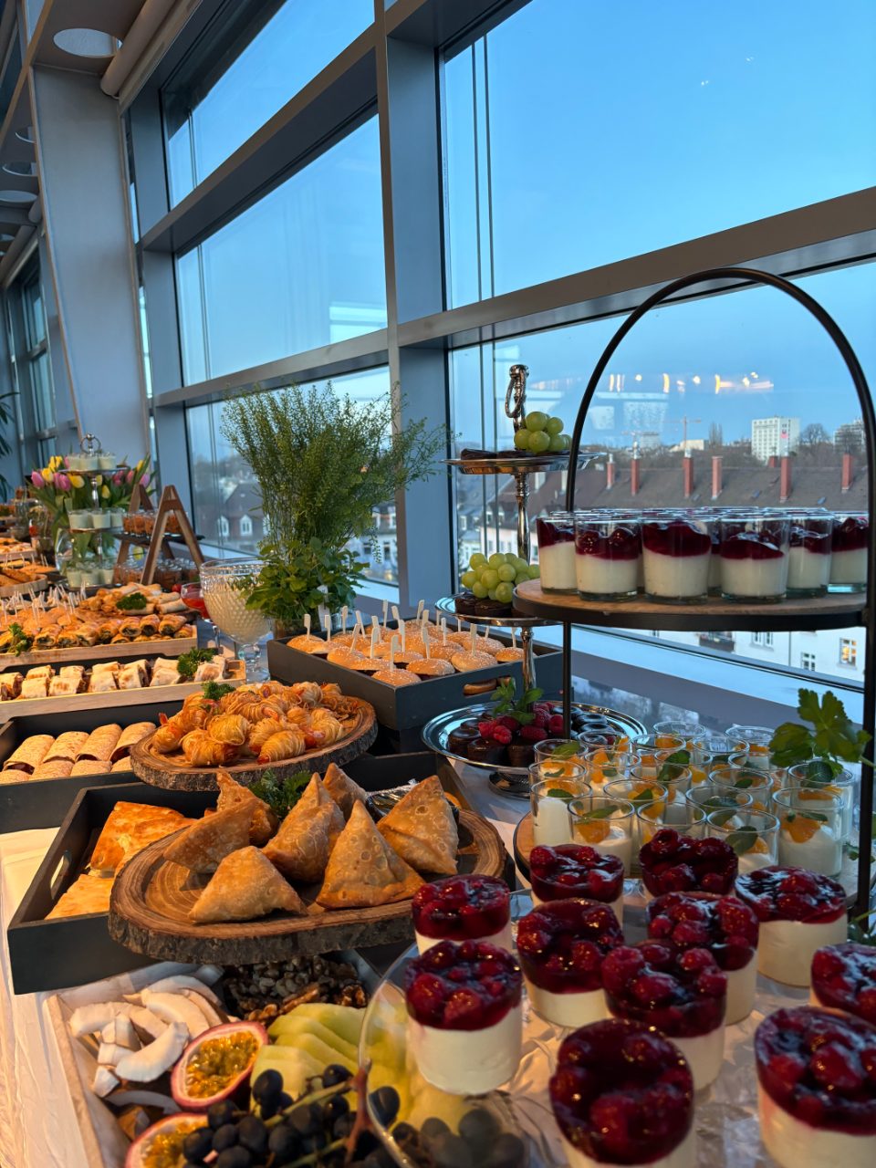 Al-Manea's Catering - Frische Obstauswahl und süße Leckereien auf dem Buffet.